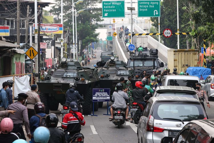 Anggota TNI dan Polri melakukan penyekatan kendaraan saat PPKM Darurat di Jalan Raya Lenteng Agung, Jakarta Selatan, Senin (5/7/2021). Penyekatan ini mengakibatkan kemacetan parah di ruas Jalan Raya Lenteng Agung.