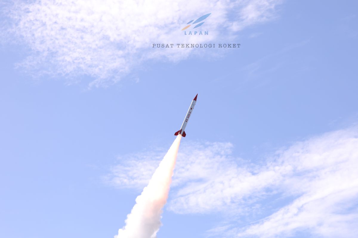 Peluncuran roket RX450-5 hasil litbang LAPAN