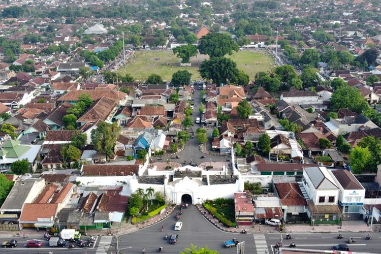 Foto aerial Plengkung Gading yang membentuk garis lurus dengan alun-alun kidul dan kompleks Keraton Yogyakarta.