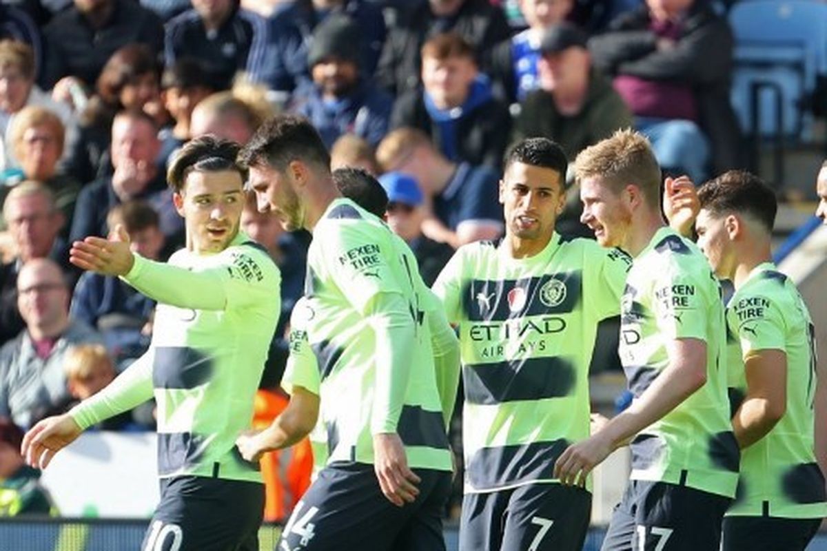 Kevin De Bruyne (dua dari kanan) merayakan gol bersama rekan setimnya dalam laga Leicester City vs Manchester City pada pekan ke-14 Liga Inggris 2022-2023 yang digelar di Stadion King Power, Sabtu (29/10/2022). De Bruyne mencetak gola melalui tendangan bebas akurat pada pertandingan tersebut.