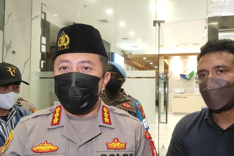 Kapolres Metro Jakarta Selatan, Kombes (Pol) Ade Ary Syam (kiri) bersama juru bicara keluarga D, M Rustam, saat ditemui di RS Mayapada, Jumat (24/2/2023