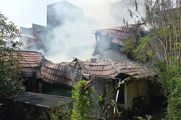 Satu rumah tinggal di Jalan Arwana, Jatisampurna, Kota Bekasi, habis dilahap api saat pemilik rumah sedang pergi ke luar kota pada Rabu (29/6/2022). 