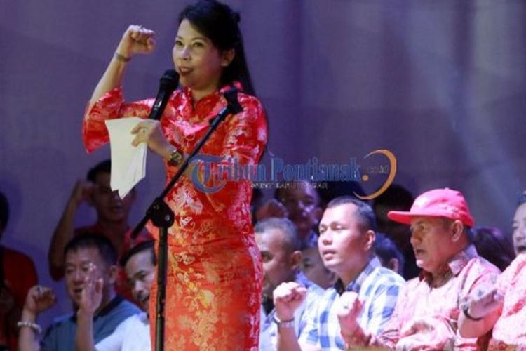 Wali kota Singkawang Thjai Chui Mie menyampaikan kata sambutan pada acara penutupan rangkaian acara Imlek dan Cap Go Meh di stadion Kridasana, Singkawang, Kalimantan Barat, Sabtu (3/3/2018) malam. 