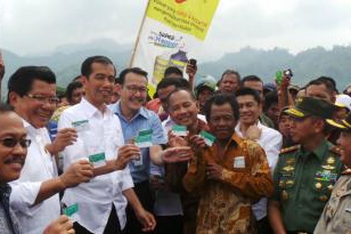 Presiden Joko Widodo bertemu dengan petani kakao di Desa Saletto, Mamuju, Sulawesi Barat, Kamis (6/11/2014) siang.