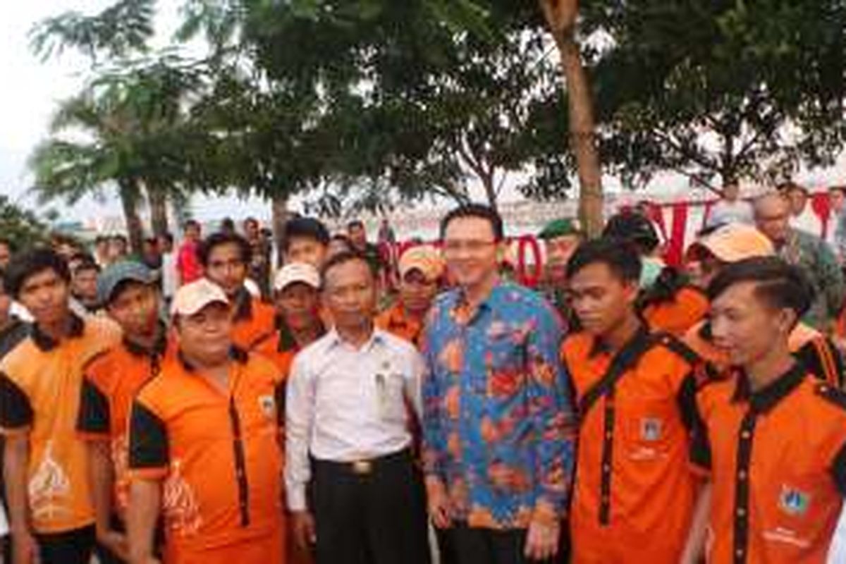 Gubernur DKI Jakarta Basuki Tjahaja Purnama saat berfoto bersama para pekerja penanganan prasarana dan sarana umum (PPSU) Kelurahan Pluit, Jakarta Utara.