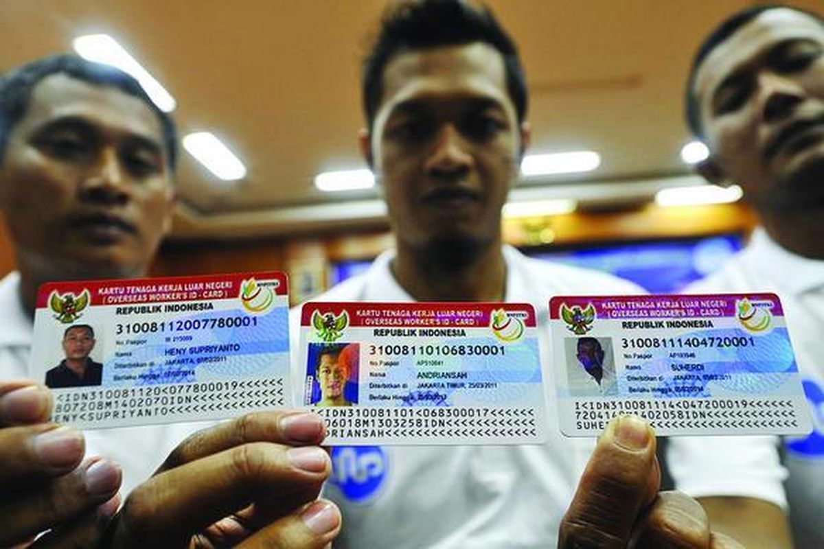 Tenaga kerja Indonesia yang akan bekerja pada proyek konstruksi di Brunei menunjukkan kartu tenaga kerja luar negeri di kantor Badan Nasional Penempatan dan Perlindungan Tenaga Kerja Indonesia (BNP2TKI), Jakarta, Senin (4/4).