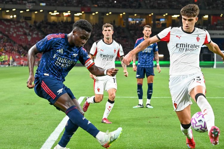 Bukayo Saka (kiri) dibayangi Davide Bartesaghi dalam pertandingan persahabatan pramusim antara Arsenal vs AC Milan di Stadion Nasional di Singapura pada 23 Juli 2025. (Foto oleh Roslan RAHMAN / AFP)