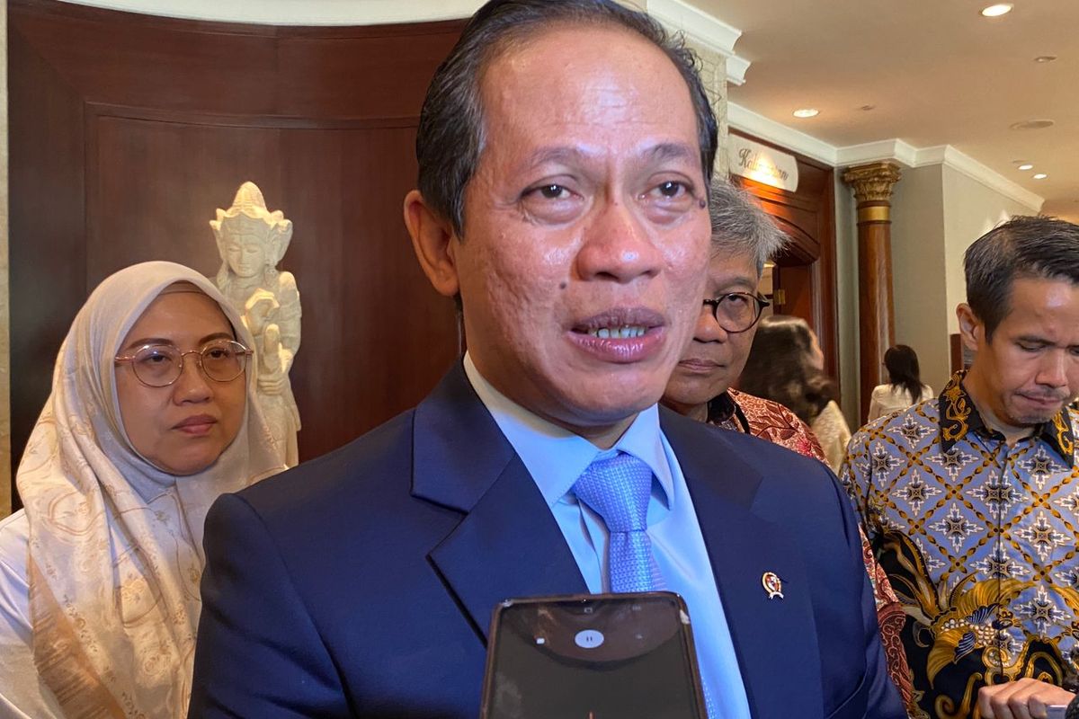 Menteri Lingkungan Hidup Hanif Faisol Nurofiq meninjau lokasi terkait dugaan kontaminasi Cesium pada udang, Jakarta, Senin (1/9/2025).