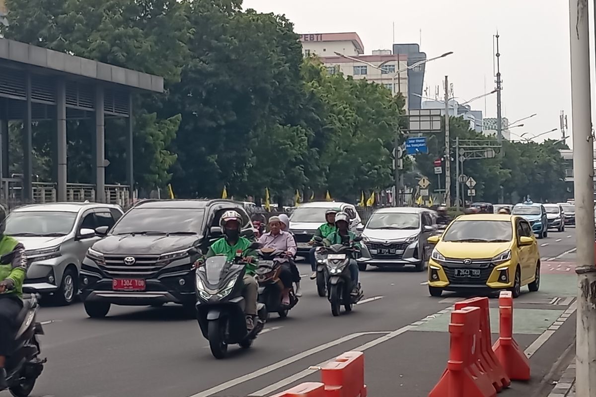 Ilustrasi driver ojol saat melintasi Salemba, Senen, Jakarta Pusat, Jumat (30/8/2024)