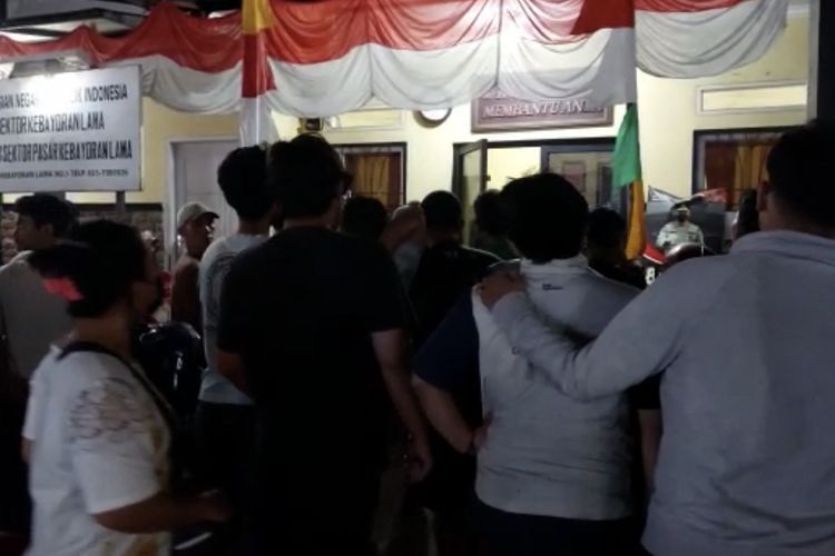 Warga berkumpul melihat seorang anggota begal yang sempat melompat ke Pos Polisi Pasar Kebayoran Lama, Jakarta Selatan pada Selasa (24/8/2021) dini hari.