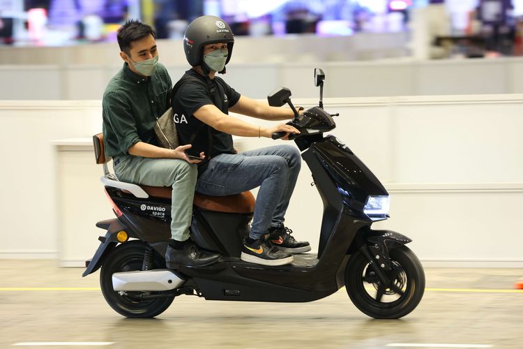 Pengunjung mendapat kesempatan mencoba sepeda motor listrik di ajang Periklindo Electric Vehicle Show (PEVS) 2022 di JIExpo Kemayoran, Kamis (28/7/2022). Motor dan sepeda listrik yang bisa dicoba antara lain Gesits GI, Rakata NX8 dan NX3, Rakata OYIKA 59, U Win, serta Fly DF-5.