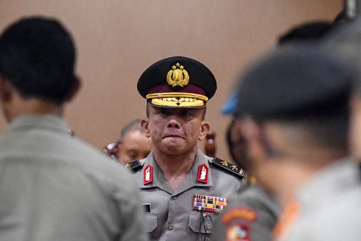 Mantan Kadiv Propam Polri Irjen Ferdy Sambo (kanan) bersiap keluar ruangan usai mengikuti sidang Komisi Kode Etik Polri (KKEP) di Gedung Transnational Crime Center (TNCC) Divisi Propam Mabes Polri, Jakarta, Jumat (26/8/2022) dini hari. Pimpinan sidang KKEP yakni Kepala Badan Intelijen Keamanan (Kabaintelkam) Polri Komjen Pol Ahmad Dofiri memutuskan bahwa Ferdy Sambo disanksi Pemberhentian Tidak Dengan Hormat (PTDH) sebagai anggota Polri selain itu juga dijatuhkan sanksi etik dengan dinyatakan sebagai perbuatan tercela dan sanksi administratif berupa penempatan khusus selama 40 hari atas kasus pembunuhan Nofriansyah Yosua Hutabarat atau Brigadir J. ANTARA FOTO/M Risyal Hidayat/foc.