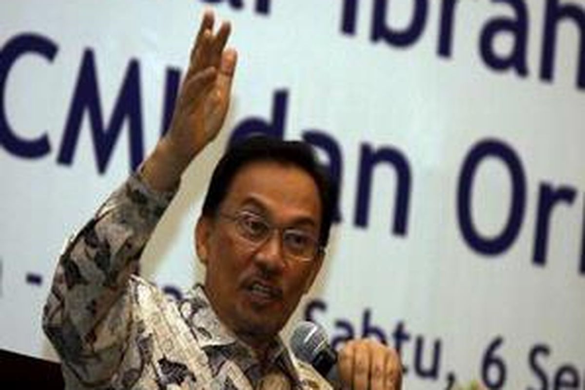Pemimpin oposisi Malaysia, Anwar Ibrahim menghadiri acara Silaturahmi dengan Ikatan Cendekiawan Muslim Indonesia (ICMI) dan sejumlah organisasi masyarakat (ormas) di Menara Bank Mega, Jakarta Selatan, Sabtu (6/9). Mantan Deputi Perdana Menteri Malaysia menetapkan batas waktu Selasa (16/9) untuk merebut tongkat kursi pemerintahan dari PM Abdullah Ahmad Badawi.   anwar ibrahim;pemimpin oposisi;icmi;malaysia;mantan deputi perdana menteri;jakarta selatan;menara bank mega 
