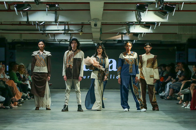 Koleksi batik rancangan Aura Afilia di JF3 Fashion Festival 2023, Summarecon Mall Kelapa Gading, Jakarta.