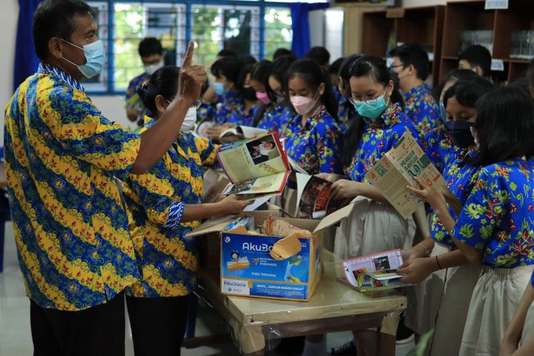  (Ki-Ka) Apresiasi Penerimaan donasi AkuBaca Kompas Gramedia oleh Wakil Kepala Kesiswaan SMP Katolik Tanjungpinang F.N. Sarjono, Pengelola Perpustakaan SMP Katolik Tanjungpinan Siti Rohani dan murid-murid SMP Katolik Tanjungpinang