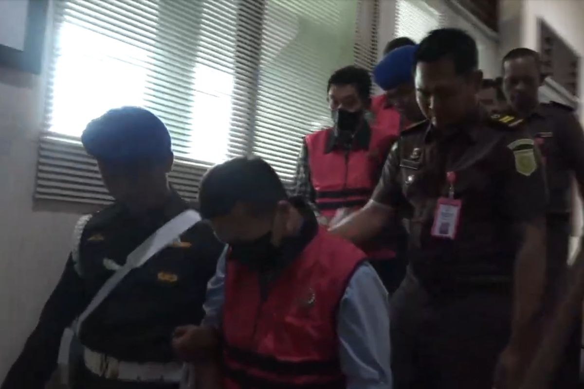 Tim Penyidik Kejaksaan Negeri Kota Madiun menahan mantan Kepala Kantor ATR/BPN Kota Madiiun, Sudarmadi (64) dan dua pimpinan pegembang perumahan, Sutrisno (58) dan Tomy Iswahyudi (48). Ketiganya ditahan setelah ditetapkan sebagai tersangka kasus mafia tanah bermodus penyalahgunaan prasarana sarana dan utilitas perumahan di Kota Madiun, Jawa Timur, Senin (9/12/2024) sore.