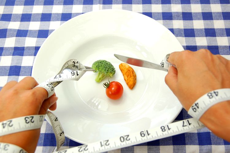 Jika mencari cara mengecilkan perut buncit pada wanita, hentikan diet ketat dan diet yo-yo. Lebih baik terapkan pola hidup sehat yang memungkinkan kita makan sehat dalam jangka panjang.