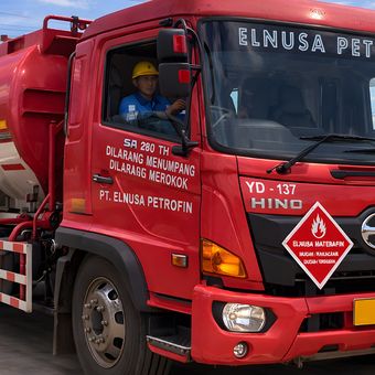 awak mobil tangki (AMT) milik Elnusa Petrofin