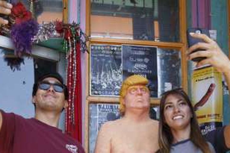 Patung bugil DOnald Trump mengundang perhatian publik di Los Angeles, 18 Agustus 2016.  