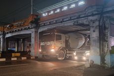 Melaju Kencang, Truk Molen 'Nyangkut' di Kolong Jembatan Stasiun Matraman