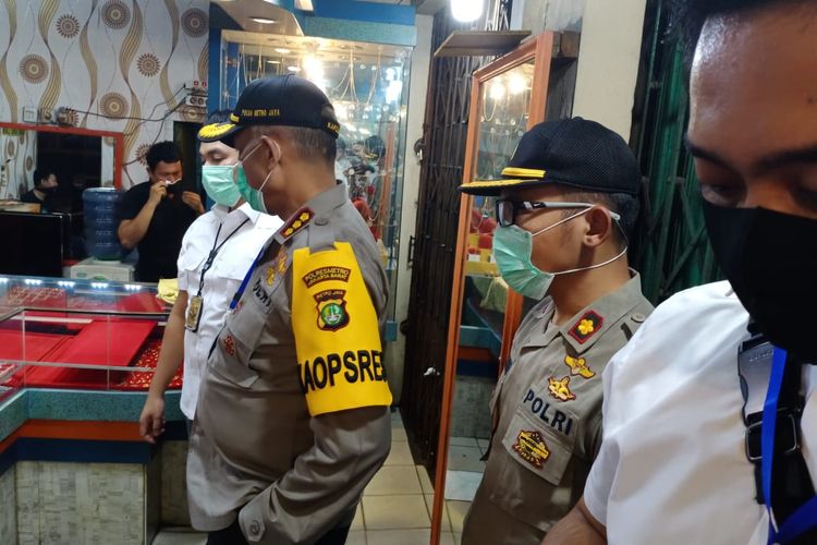 Kapolres Metro Jakbar Kombes Pol Audie S Latuheru meninjau toko emas yang dirampok di Pasar Kemiri, Kembangan, Jakarta Barat, Senin (6/4/2020) siang