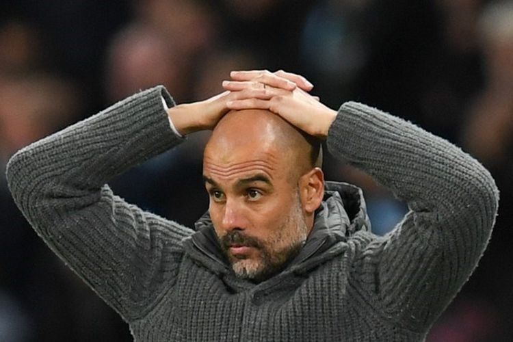 Pep Guardiola memerhatikan anak-anak asuhnya pada pertandingan Manchester City vs Leicester City dalam lanjutan Liga Inggris di Stadion Etihad, 6 Mei 2019. 