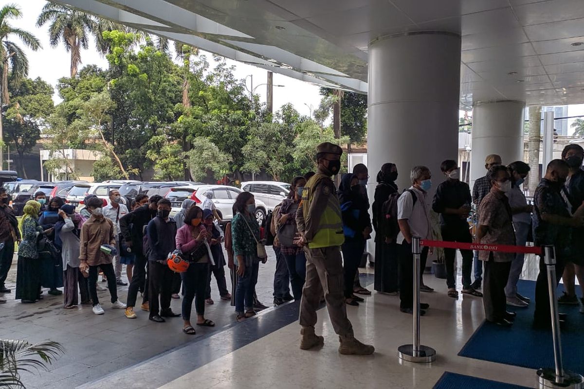 Antrean pengunjung di Posko PPDB Dinas Pendidikan DKI Jakarta, Jumat (11/6/2021) siang.