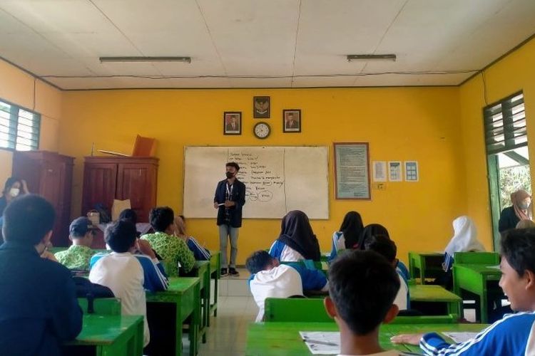 Mahasiswa KKN Universitas Negeri Surabaya (Unesa) memberikan edukasi seksual pada siswa SMP.