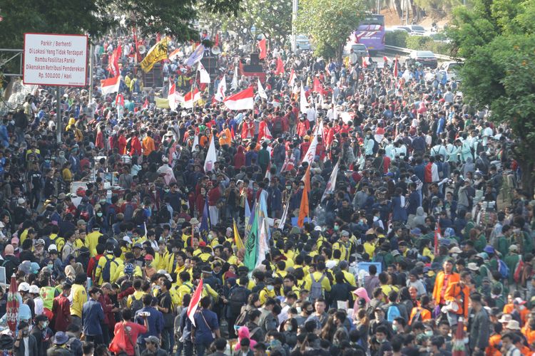 Ribuan mahasiswa memadati Jalan Gerbang Pemuda menuju depan Gedung DPR/MPR, Jakarta, Senin (30/9/2019)). Aksi mahasiswa ini untuk mendesak DPR membatalkan revisi UU KUHP dan UU KPK..  ANTARA FOTO/Reno Esnir/ama.