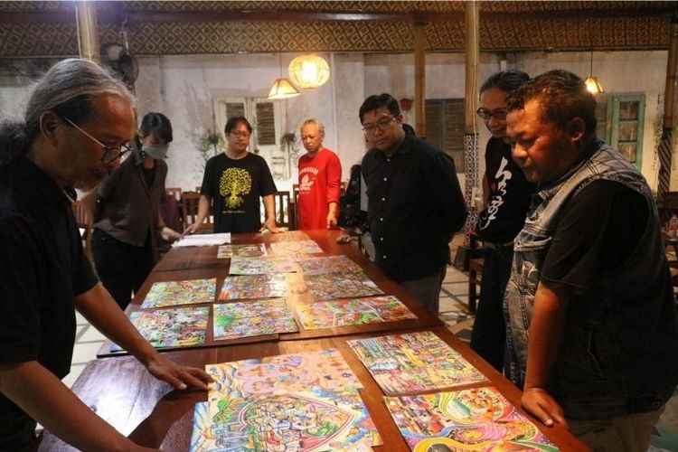 Panitia dan tim juri Kolunas II 2022 meninjau karya yang masuk. 