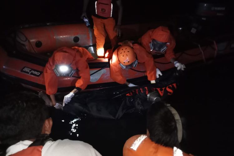 Tim Unit Siaga SAR Samarinda saat mengevakuasi jazad Febi Abdi Witanto yang ditemukan mengapung usai tenggelam di kolam bekas lubang tambang batu bara di Samarinda, Kalimantan Timur (Kaltim), Senin (1/11/2021) pukul 22.20 Wita. 
