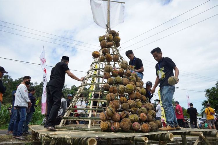 Masyarakat Desa Medowo menggelar kegiatan Dahar Durian, Sabtu (4/3/2023).