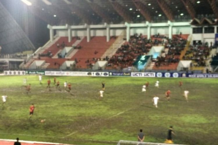 Potret babak kedua laga timnas Indonesia melawan Mongolia dalam Aceh World Solidarity Cup 2017 di Stadion Harapan Bangsa, Banda Aceh, Senin (3/12/2017) malam WIB.