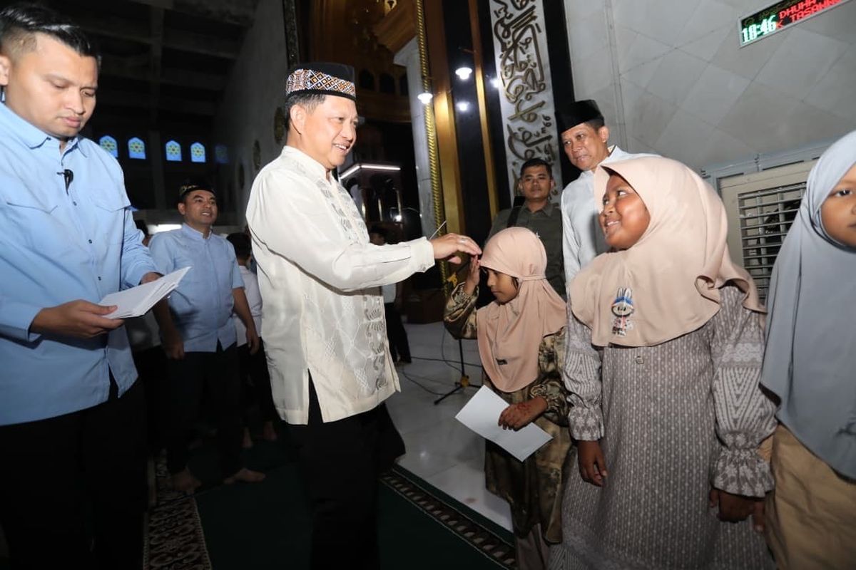 Ketua Satuan Tugas (Kasatgas) Percepatan Rehabilitasi dan Rekonstruksi (PRR) Pascabencana Sumatera Muhammad Tito Karnavian mengikuti acara buka bersama di Masjid Agung Islamic Center Kota Lhokseumawe, Aceh, Jumat (20/2/2026). 

