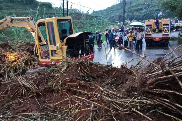 Hujan deras yang mengguyur wilayah Kabupaten Wonosobo, Jawa Tengah mengakibatkan Tebing setinggi 10 meter longsor dan menutup badan jalan pada Minggu (3/3/2024)