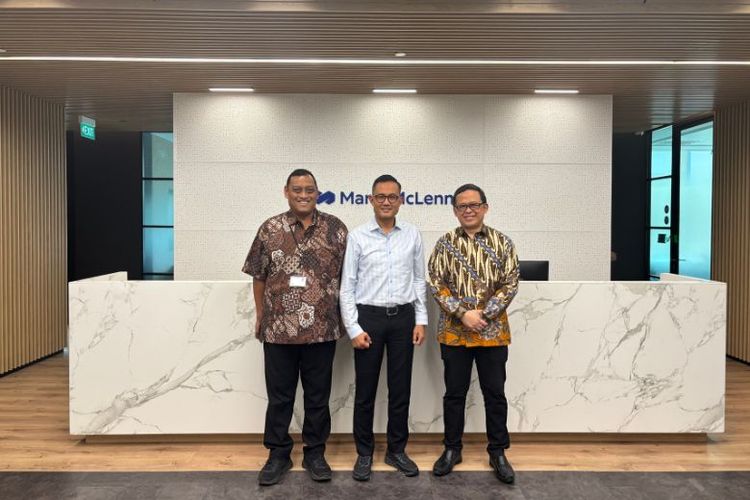 (Kiri-kanan) : Consulting Director Mercer Indonesia Anung Anindita, Consulting Director Mercer Indonesia Awaldi, dan Market Leader Mercer Indonesia Isdar Marwan. 