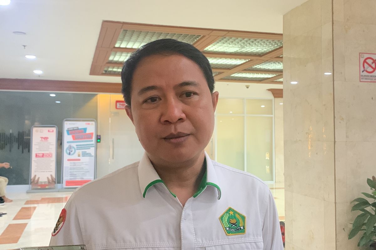 Direktur Jenderal Penyelenggaraan Haji dan Umrah (Dirjen PHU) Kementerian Agama (Kemenag) Hilman Latief saat ditemui awak media di Gedung DPR RI, Senayan, Jakarta Pusat, Senin (24/2/2025).