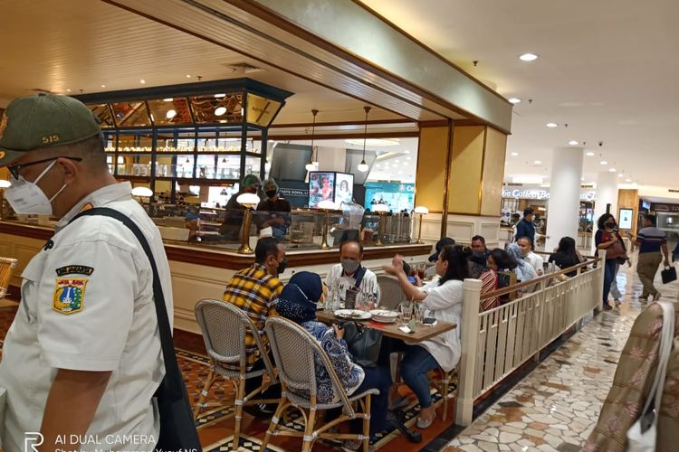 Satuan Polisi Pamong Praja Jakarta Pusat menegur delapan restoran di Mall Senayan City karena pengunjungnya melebih kapasitas saat jam berbuka puasa, Jumat (30/4/2021) petang kemarin. 