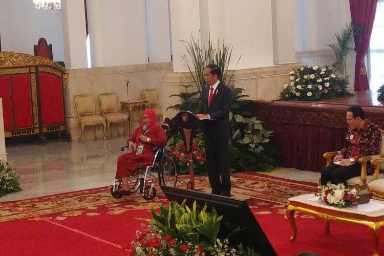 Presiden Joko Widodo bersama pengidap tumor ganas Nurlia, di Istana, Rabu (23/5/2018).