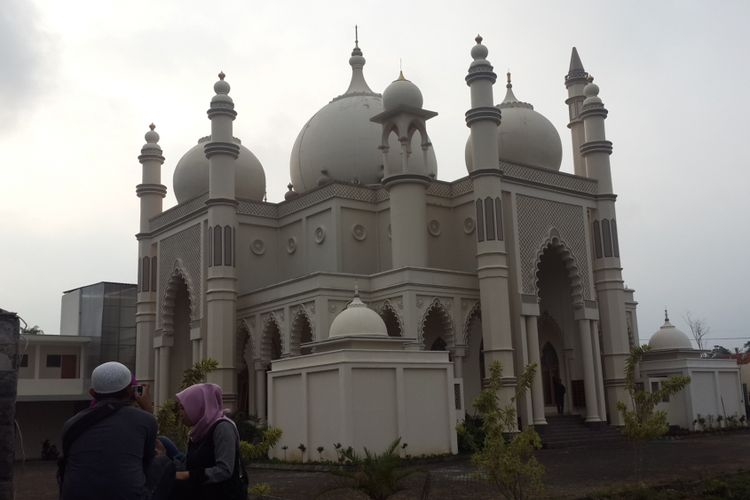 Masjid Salman Al Farizi yang berdiri di Desa Karangwidoro, Kecamatan Dau, Kabupaten Malang, Kamis (24/5/2018). Arsitektur bangunannya yang mirip dengan Taj Mahal yang ada di India membuat masjid itu disebut Masjid Taj Mahal.