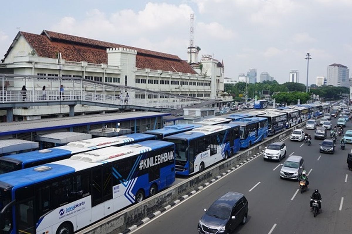 Puluhan bus transjakarta berhenti dan diparkir di sepanjang Jalan KH Hasyim Ashari, sebelum Halte Harmoni, Jakarta Barat, Senin (12/6/2017) siang.