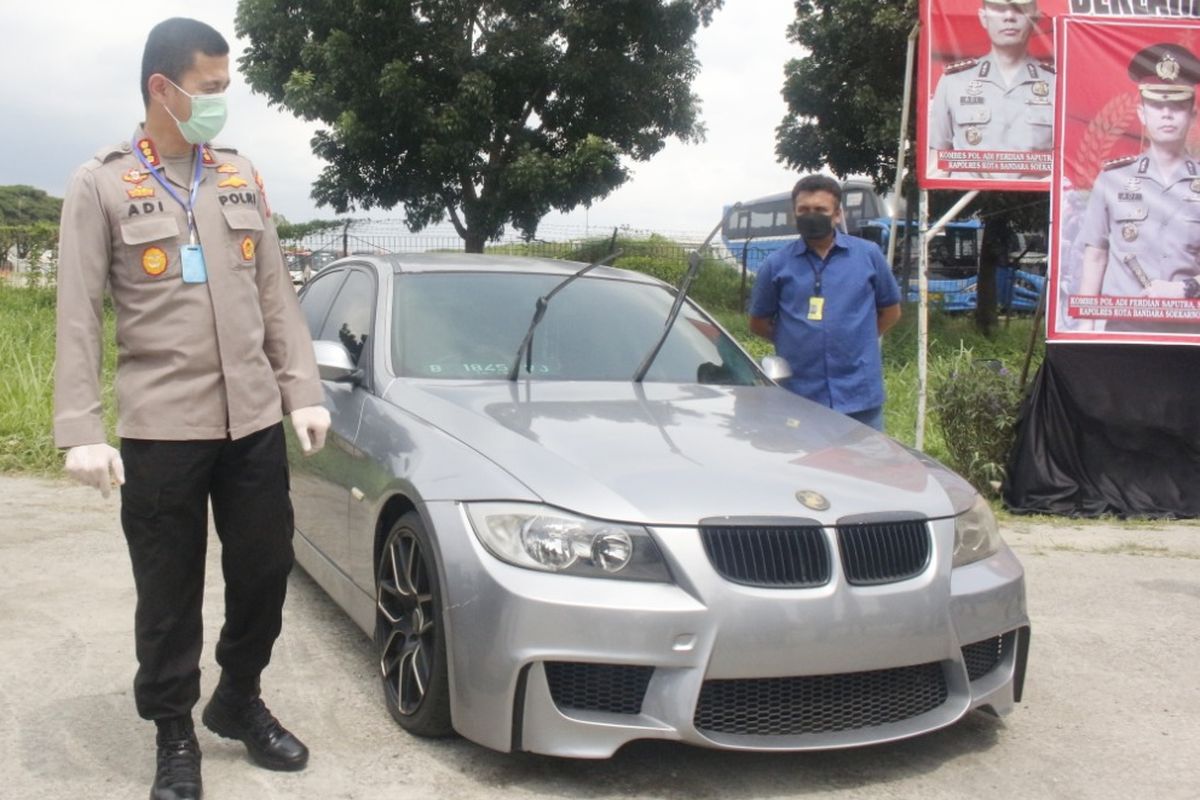 Mobil BMW yang terparkir lebih dari setahun di Bandara Soekarno-Hatta dibawa ke Polres Bandara Soekarno-Hatta, Jumat (24/4/2020)