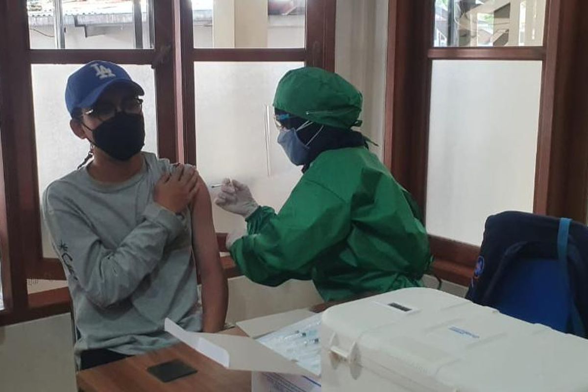 Seorang petugas tengah menyuntikkan vaksin Covid-19 di Stasiun Bandung. 