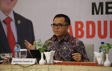Menteri Pendayagunaan Aparatur Sipil Negara Reformasi Birokrasi (Menpan-RB) Abdullah Azwar Anas dalam acara bincang bersama Aparatur Sipil Negara (ASN) Provinsi Papua di Jayapura, Jumat (19/5/2023).
