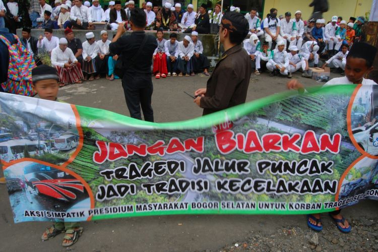 Solidaritas Masyarakat Puncak (SMP) menggelar aksi doa dan dzikir bersama untuk memperingati tujuh hari paska insiden tabrakan beruntun di Tanjakan Selarong, Puncak, Bogor, Jawa Barat, yang menewaskan empat orang dan enam orang lainnya terluka, Sabtu (29/4/2017). 