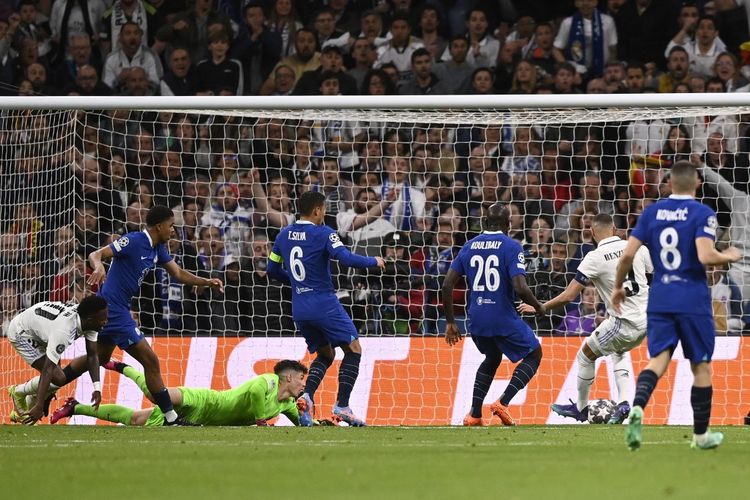 Para pemain Chelsea melihat Karim Benzema mencetak gol dalam pertandingan Real Madrid vs Chelsea pada leg pertama perempat final Liga Champions 2022-2023 di Stadion Santiago Bernabeu, Kamis (13/4/2023) dini hari WIB. (Foto oleh OSCAR DEL POZO / AFP)