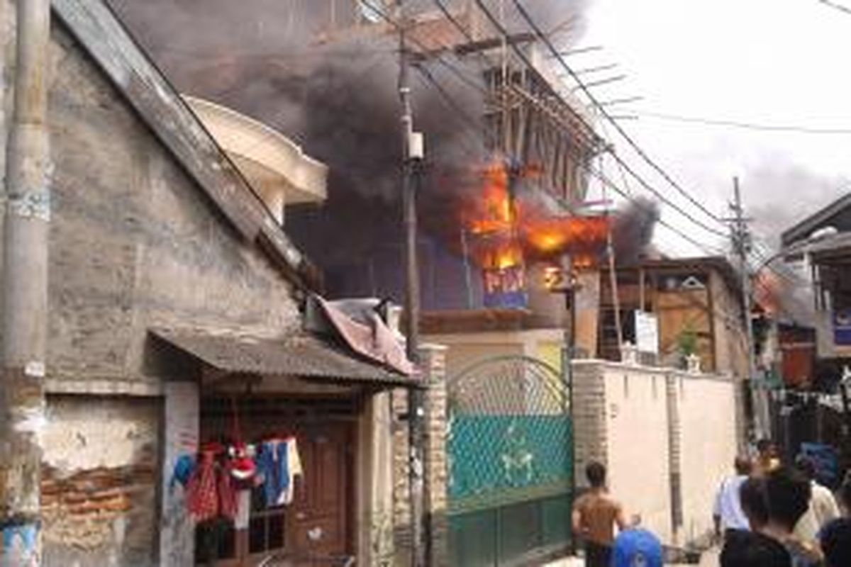 Api melalap dua rumah di Jalan Satria X, Petamburan, Grogol, Jakarta Barat, Rabu (30/4/2014).