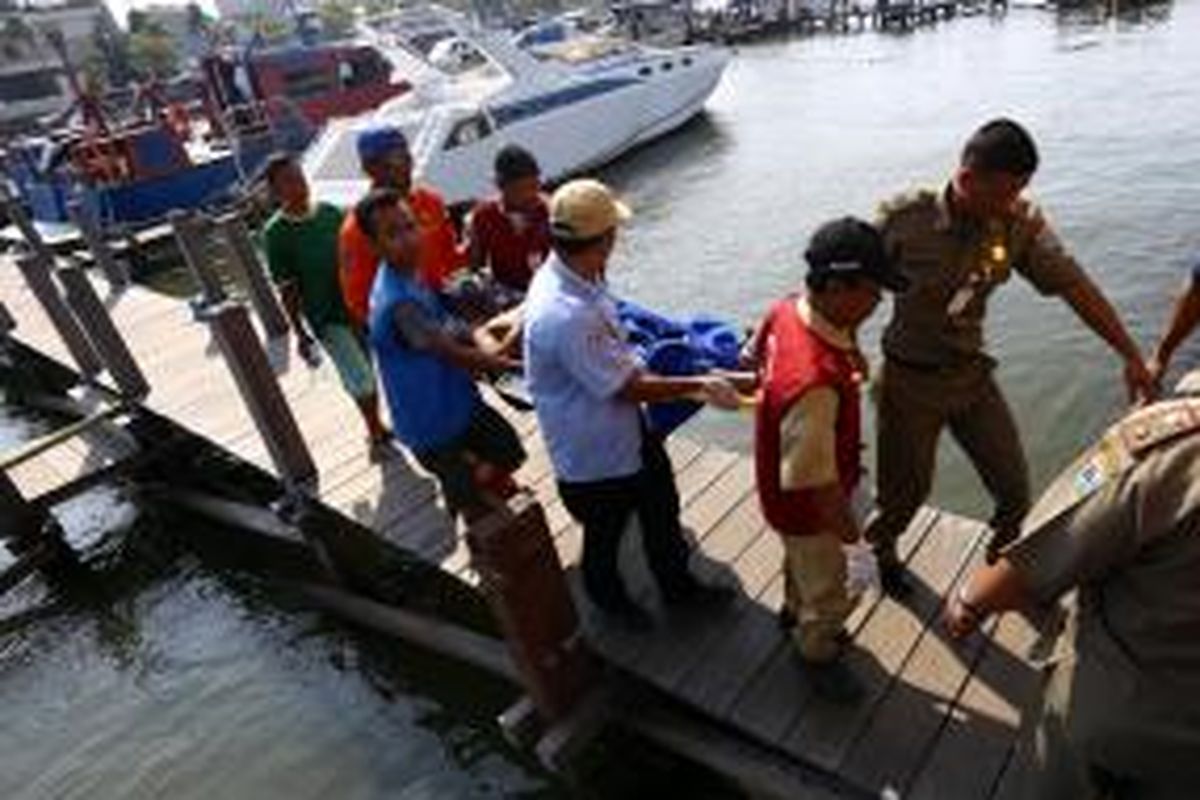 Korban kebakaran Kapal Motor (KM) Paus milik Dinas Perhubungan (Dishub) DKI Jakarta dievakuasi ke Dermaga Marina Ancol, Pademangan, Jakarta Utara, Rabu (27/8/2014). Puluhan orang mengalami luka bakar setelah kapal yang mereka tumpangi meledak dan terbakar saat melintasi Pulau Sekati Busung menuju Pulau Pramuka di Perairan Kepulauan Seribu, Rabu pagi.