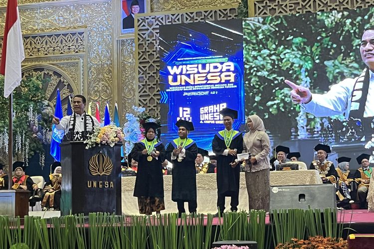 Mentan Bagikan Alat Pertanian Rp 600 Juta kepada 3 Wisudawan Unesa Yatim Piatu