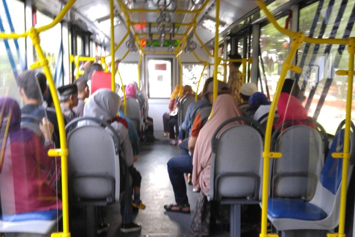 Suasana di dalam bus transjakarta, Kamis (30/6/2017). 